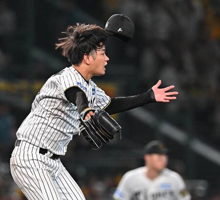 　８回、林の打球に飛びつく高橋（撮影・西田忠信）