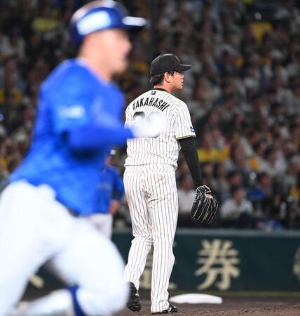 　８回、高橋（右）は代打・松尾に中前打を打たれる