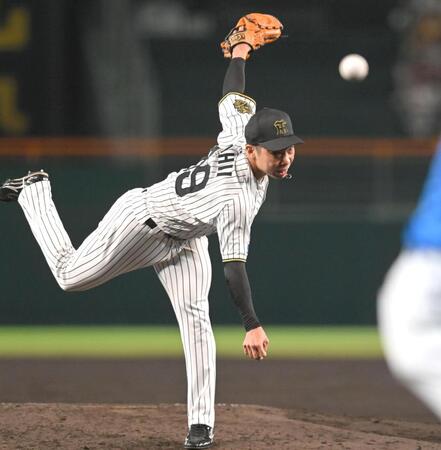 　８回、好リリーフを見せる石井（撮影・飯室逸平）