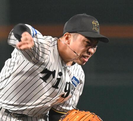 　８回、気迫の投球を見せる石井（撮影・飯室逸平）