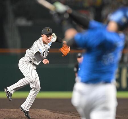 　８回、蝦名を空振り三振に斬る石井（撮影・飯室逸平）