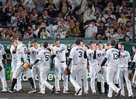 日本シリーズ進出を決め、勝利のタッチを交わす阪神・藤川球児監督（中央）ら阪神ナイン＝甲子園（撮影・立川洋一郎）