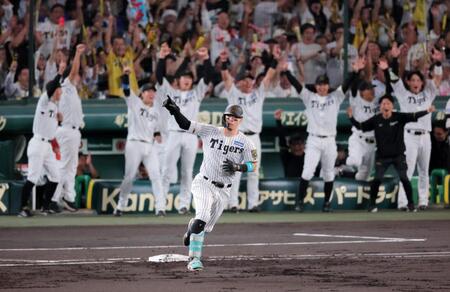 　１回、先制３ランを放ち右腕を突き上げる佐藤輝