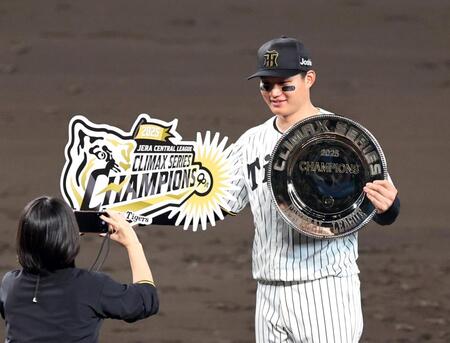 　優勝シャーレを手に写真に納まる森下（撮影・山口登）