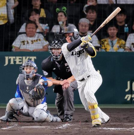 　７回、二塁打を放つ森下