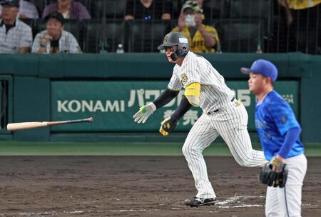 　７回、右翼線へ二塁打を放つ森下（撮影・立川洋一郎）