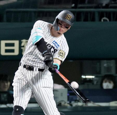 　１回、先制３ランを放つ佐藤輝（撮影・田中太一）