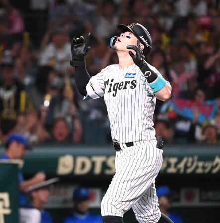 　１回、佐藤輝が先制中越え３点本塁打を放つ