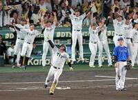 　１０回、左中間スタンドへサヨナラ２ランを放ち雄たけびを上げる（撮影・立川洋一郎）