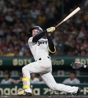 　１０回、サヨナラとなる２ランを放つ森下（撮影・北村雅宏）