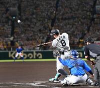 　１回、先制打を放つ佐藤輝（撮影・飯室逸平）