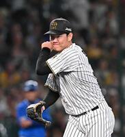 　１０回、筒香を三振に仕留め、グラブをたたく及川（撮影・西田忠信）