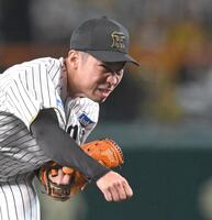 　９回、気迫の投球を見せる石井（撮影・飯室逸平）