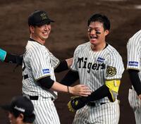 　１０回、森下のサヨナラ２ランで日本シリーズ進出に王手を掛け笑顔を見せる藤川監督（左）＝撮影・山口登