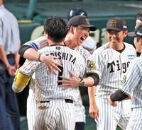 　１０回、サヨナラ２ランを放った森下（手前）と喜び合う藤川監督（撮影・立川洋一郎）