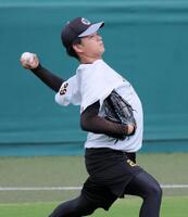 　キャッチボールで調整する高橋