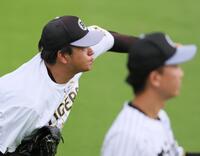 　キャッチボールをして調整する高橋（撮影・立川洋一郎）