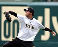 　キャッチボールする高橋（撮影・山口登）