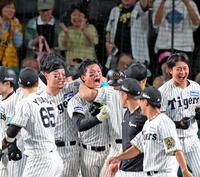 　１０回、サヨナラ２ランを放ち、ナインの祝福を受ける森下（中央）＝１６日