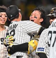 　１０回、サヨナラ２ランを放ち藤川監督（左）と抱き合う森下＝１６日