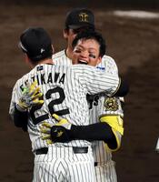 　１０回、サヨナラ２ランを放った森下は藤川監督と抱き合って喜ぶ＝１６日