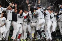 　１０回、サヨナラ２ランを放ち、森下（１）はナインに祝福される＝１６日