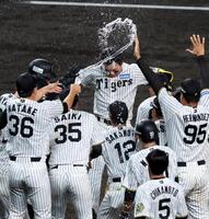 　１０回、サヨナラ２ランを放ち生還する森下＝１６日