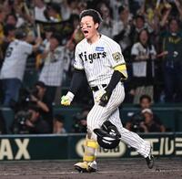 　１０回、サヨナラ２ランの森下がヘルメットを放り投げる（１６日）