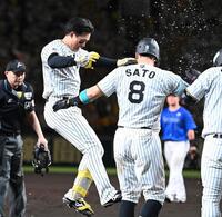 　サヨナラ２ランを放ち、歓喜の輪に飛び込む森下＝１６日