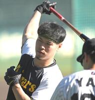 　打撃練習する佐藤輝（撮影・飯室逸平）