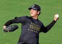　登板へ向けて調整する高橋（撮影・立川洋一郎）