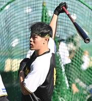 　打撃練習する佐藤輝（撮影・西田忠信）