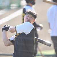 　打撃練習する佐藤輝（撮影・飯室逸平）