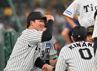 　試合前の円陣で声出しをする森下（撮影・西田忠信）