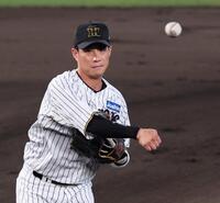 　試合前、ノックを受ける木浪（撮影・山口登）