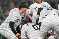 　試合前の円陣で声出しをする森下（左）＝撮影・西田忠信
