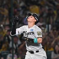 　１回、先制３ランを放ち天を指さす佐藤輝（撮影・西田忠信）
