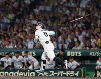 　１回、先制となる３ランを放つ佐藤輝（撮影・北村雅宏）