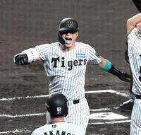 　１回、先制３ランを放ち生還する佐藤輝（撮影・山口登）