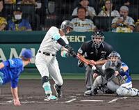 　１回、先制３ランを放つ佐藤輝（撮影・立川洋一郎）