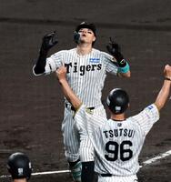 　１回、先制３ランを放ち生還する佐藤輝（撮影・山口登）