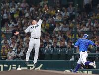 　１回、佐藤輝の送球を大山は捕球できず（撮影・北村雅宏）