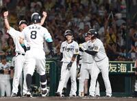 　１回、先制３ランを放った佐藤輝（８）を笑顔で迎える（右から）森下、中野（撮影・北村雅宏）