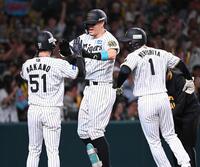 　１回、佐藤輝（中）が先制中越え３点本塁打を放ち、森下（右）、中野に迎えられる