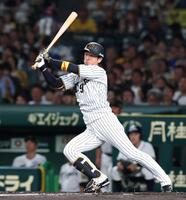 　１回、左前打を放つ近本（撮影・北村雅宏）