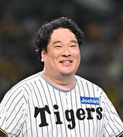 　始球式に登場した岡崎体育（撮影・西田忠信）