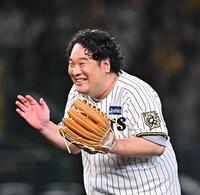 　始球式を終え笑顔の岡崎体育（撮影・西田忠信）