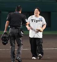 　始球式のマウンドへ向かう岡崎体育（撮影・立川洋一郎）