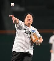 　始球式を務める岡崎体育（撮影・飯室逸平）