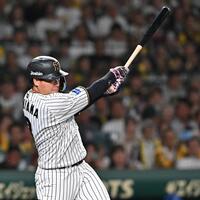 　３回、適時二塁打を放つ大山（撮影・西田忠信）